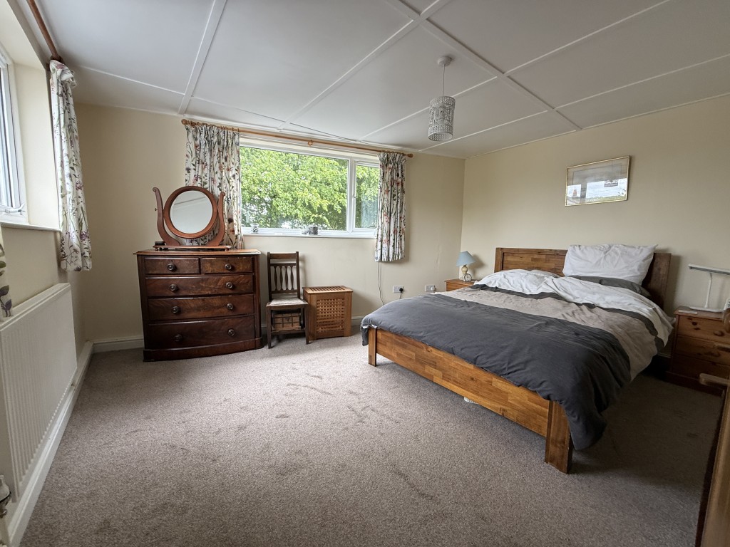 Lot: 205 - FOUR-BEDROOM HOUSE - Primary bedroom